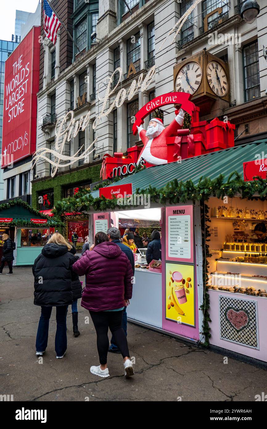 Les décorations de vacances de Macy sont toujours un arrêt touristique populaire à Herald Square, New York City, USA 2024 Banque D'Images