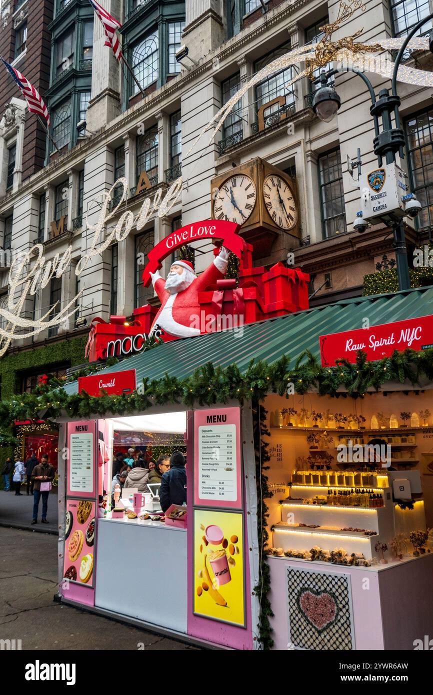 Les décorations de vacances de Macy sont toujours un arrêt touristique populaire à Herald Square, New York City, USA 2024 Banque D'Images