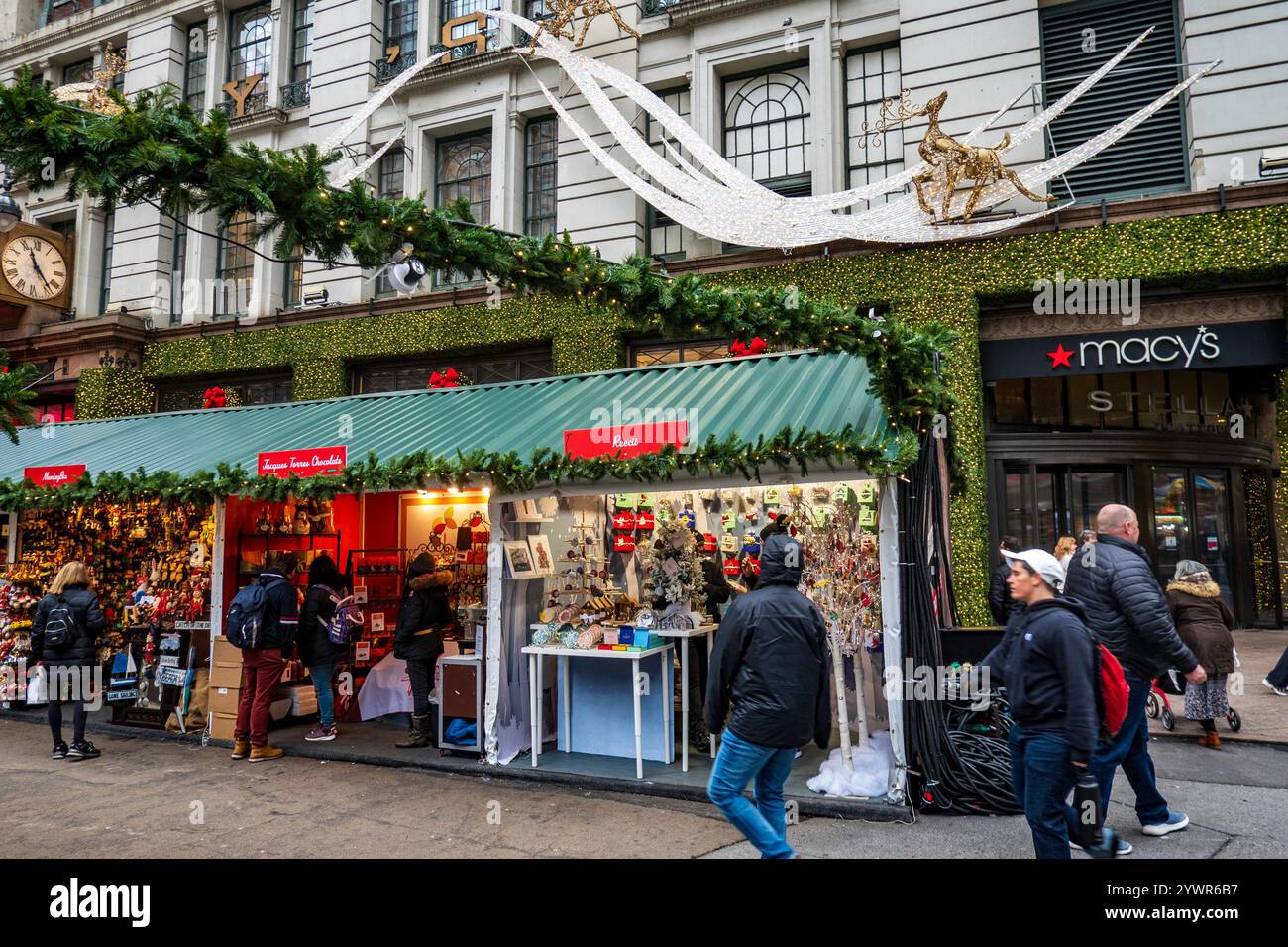 Les décorations de vacances de Macy sont toujours un arrêt touristique populaire à Herald Square, New York City, USA 2024 Banque D'Images