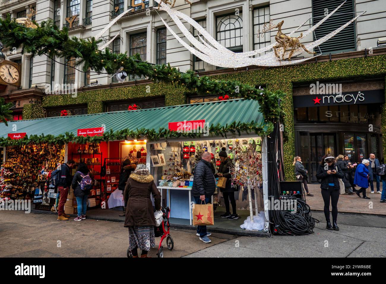 Les décorations de vacances de Macy sont toujours un arrêt touristique populaire à Herald Square, New York City, USA 2024 Banque D'Images