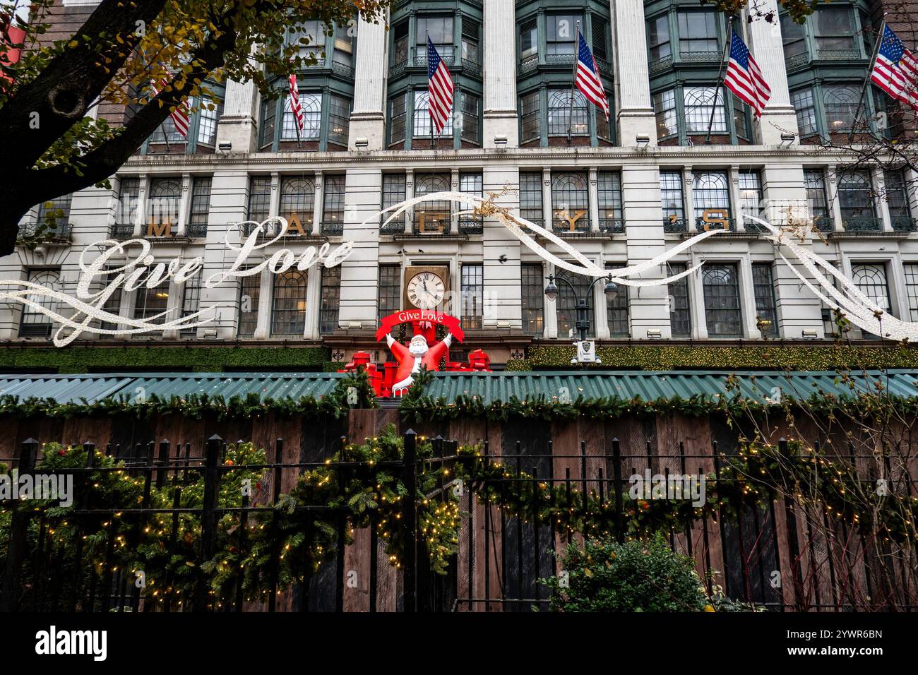 Les décorations de vacances de Macy sont toujours un arrêt touristique populaire à Herald Square, New York City, USA 2024 Banque D'Images