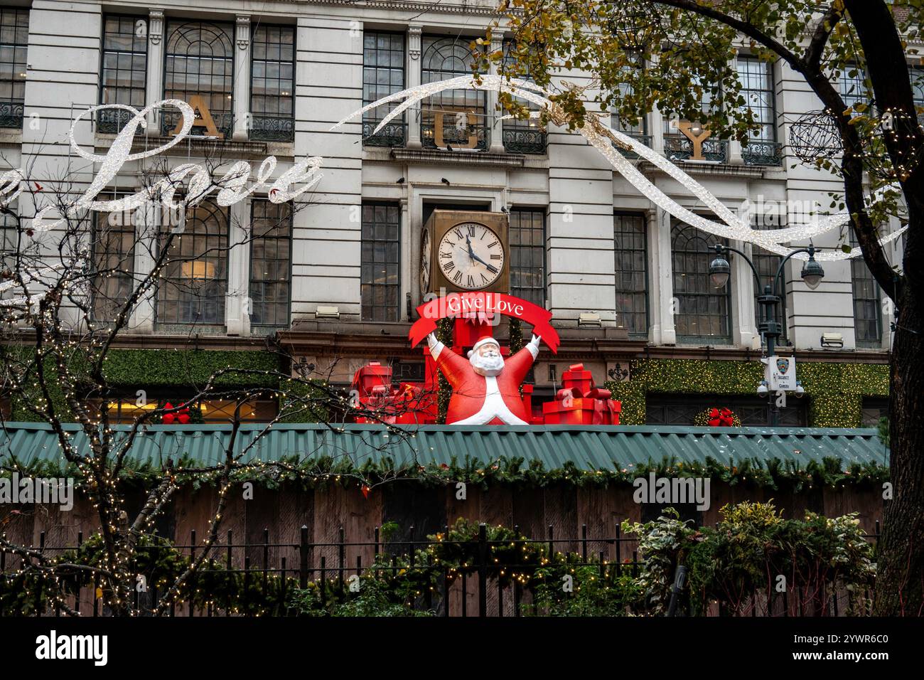 Les décorations de vacances de Macy sont toujours un arrêt touristique populaire à Herald Square, New York City, USA 2024 Banque D'Images