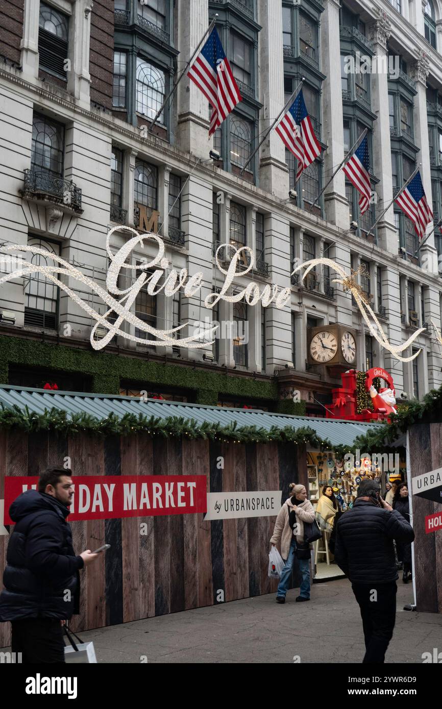 Les décorations de vacances de Macy sont toujours un arrêt touristique populaire à Herald Square, New York City, USA 2024 Banque D'Images