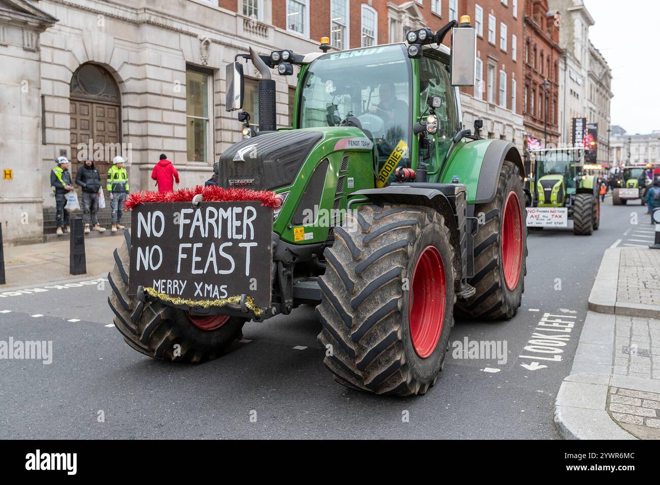 Parliament Square, Londres, Royaume-Uni – mercredi 11 novembre 2024 des centaines de tracteurs sont descendus sur Westminster alors que les agriculteurs de tout le Royaume-Uni intensifiaient leurs protestations contre les politiques gouvernementales qu’ils considèrent comme nuisibles à l’agriculture britannique. Organisée par Save British Farming et Kent Fairness for Farmers, la manifestation a été une réponse directe aux changements proposés dans les droits de succession agricoles et aux pressions réglementaires croissantes sur le secteur agricole. La manifestation vise à attirer l'attention sur les défis financiers qui menacent l'avenir des exploitations familiales britanniques. Au cœur de la controverse se trouve le Go Banque D'Images