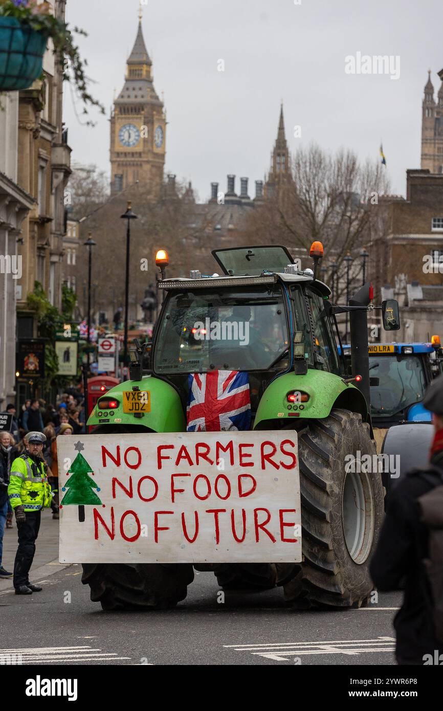 Parliament Square, Londres, Royaume-Uni – mercredi 11 novembre 2024 des centaines de tracteurs sont descendus sur Westminster alors que les agriculteurs de tout le Royaume-Uni intensifiaient leurs protestations contre les politiques gouvernementales qu’ils considèrent comme nuisibles à l’agriculture britannique. Organisée par Save British Farming et Kent Fairness for Farmers, la manifestation a été une réponse directe aux changements proposés dans les droits de succession agricoles et aux pressions réglementaires croissantes sur le secteur agricole. La manifestation vise à attirer l'attention sur les défis financiers qui menacent l'avenir des exploitations familiales britanniques. Au cœur de la controverse se trouve le Go Banque D'Images