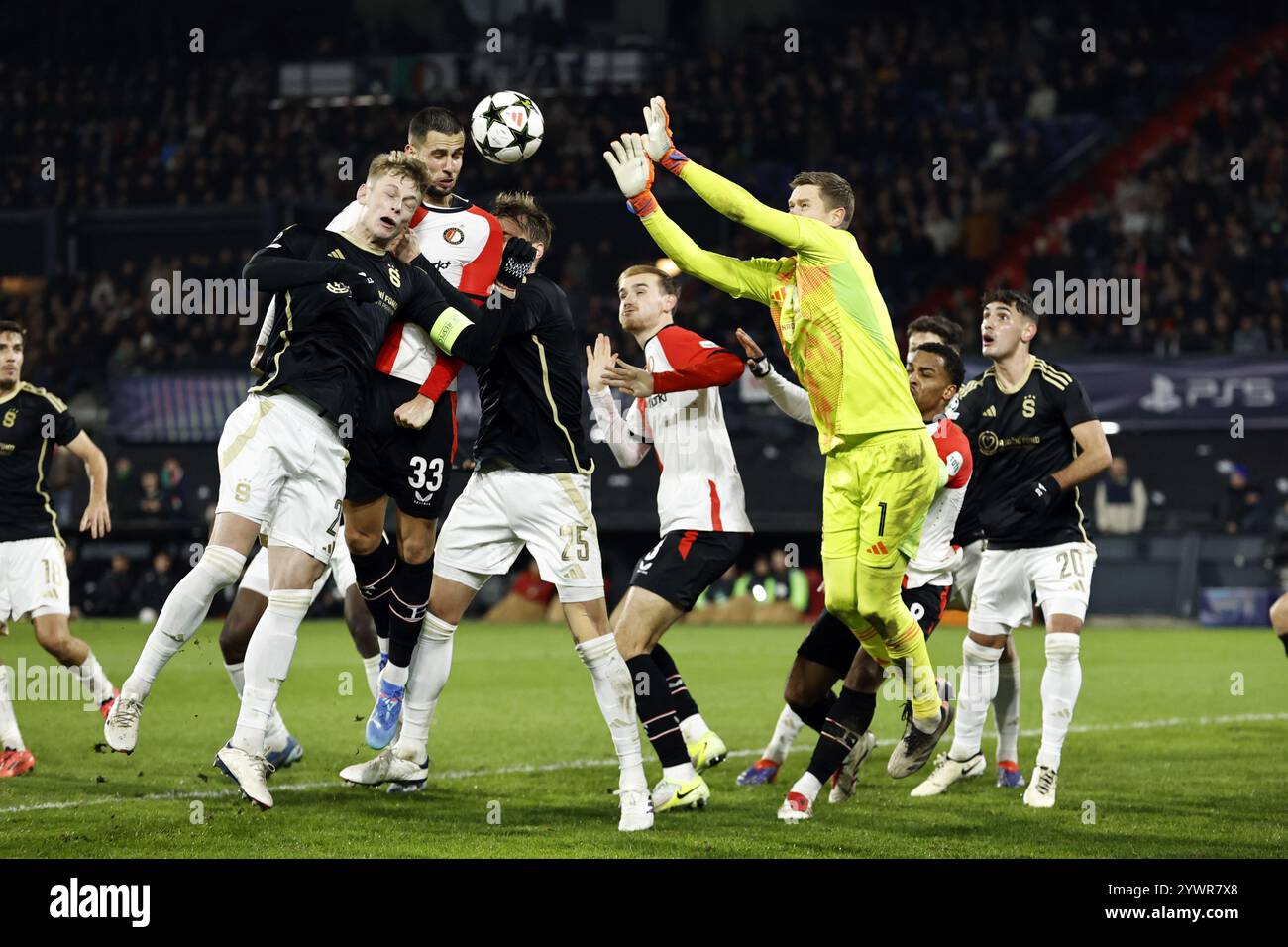 ROTTERDAM - (de gauche à droite) Asger Sorensen de Sparta Prague, David Hancko de Feyenoor, Asger Sorensen de Sparta Prague, Thomas Beelen de Feyenoord, le gardien de but de Sparta Prague Peter Vindahl, Quinten Timber de Feyenoord, Ermal Krasniqi de Sparta Prague lors du match de la Ligue des champions de l'UEFA entre Feyenoord Rotterdam et AC Sparta Prague au Feyenoord de Kuip le stade 11, pays-Bas-2024. ANP MAURICE VAN STEEN Banque D'Images