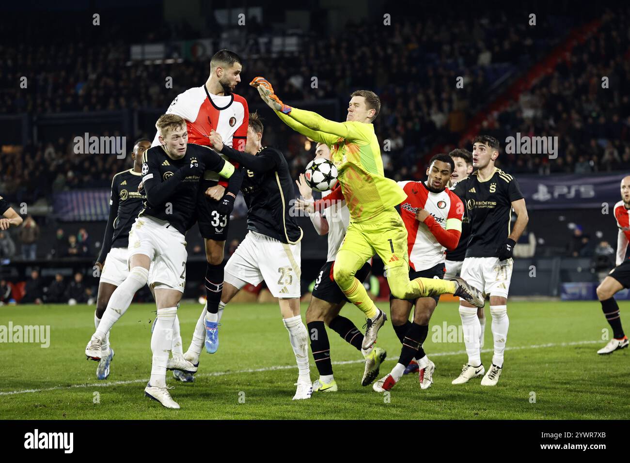 ROTTERDAM - (de gauche à droite) Asger Sorensen de Sparta Prague, David Hancko de Feyenoor, Asger Sorensen de Sparta Prague, Thomas Beelen de Feyenoord, le gardien de but de Sparta Prague Peter Vindahl, Quinten Timber de Feyenoord, Ermal Krasniqi de Sparta Prague lors du match de la Ligue des champions de l'UEFA entre Feyenoord Rotterdam et AC Sparta Prague au Feyenoord de Kuip le stade 11, pays-Bas-2024. ANP MAURICE VAN STEEN Banque D'Images