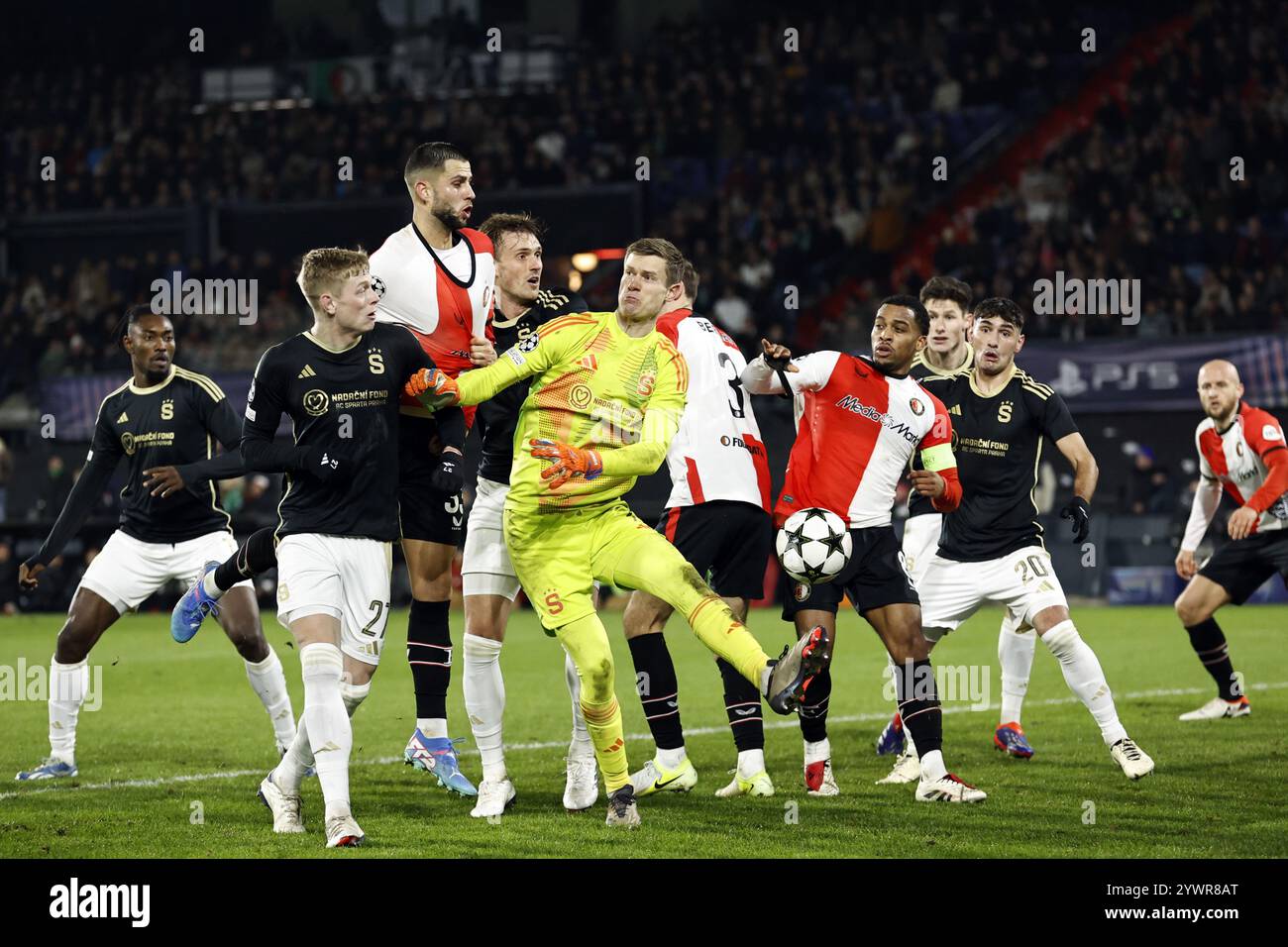ROTTERDAM - (de gauche à droite) Asger Sorensen de Sparta Prague, David Hancko de Feyenoor, Asger Sorensen de Sparta Prague, Thomas Beelen de Feyenoord, le gardien de but de Sparta Prague Peter Vindahl, Quinten Timber de Feyenoord, Ermal Krasniqi de Sparta Prague lors du match de la Ligue des champions de l'UEFA entre Feyenoord Rotterdam et AC Sparta Prague au Feyenoord de Kuip le stade 11, pays-Bas-2024. ANP MAURICE VAN STEEN Banque D'Images