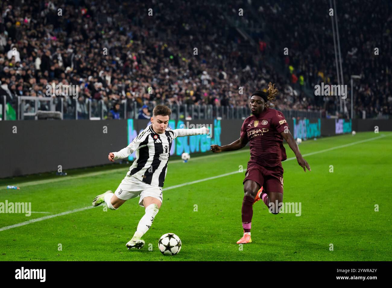 Turin, Italie. 11 décembre 2024. Francisco Conceicao du Juventus FC est défié par Jeremy Doku du Manchester City FC lors du match de football de la phase de ligue de l'UEFA Champions League 2024/25 entre le Juventus FC et le Manchester City FC. Crédit : Nicolò Campo/Alamy Live News Banque D'Images