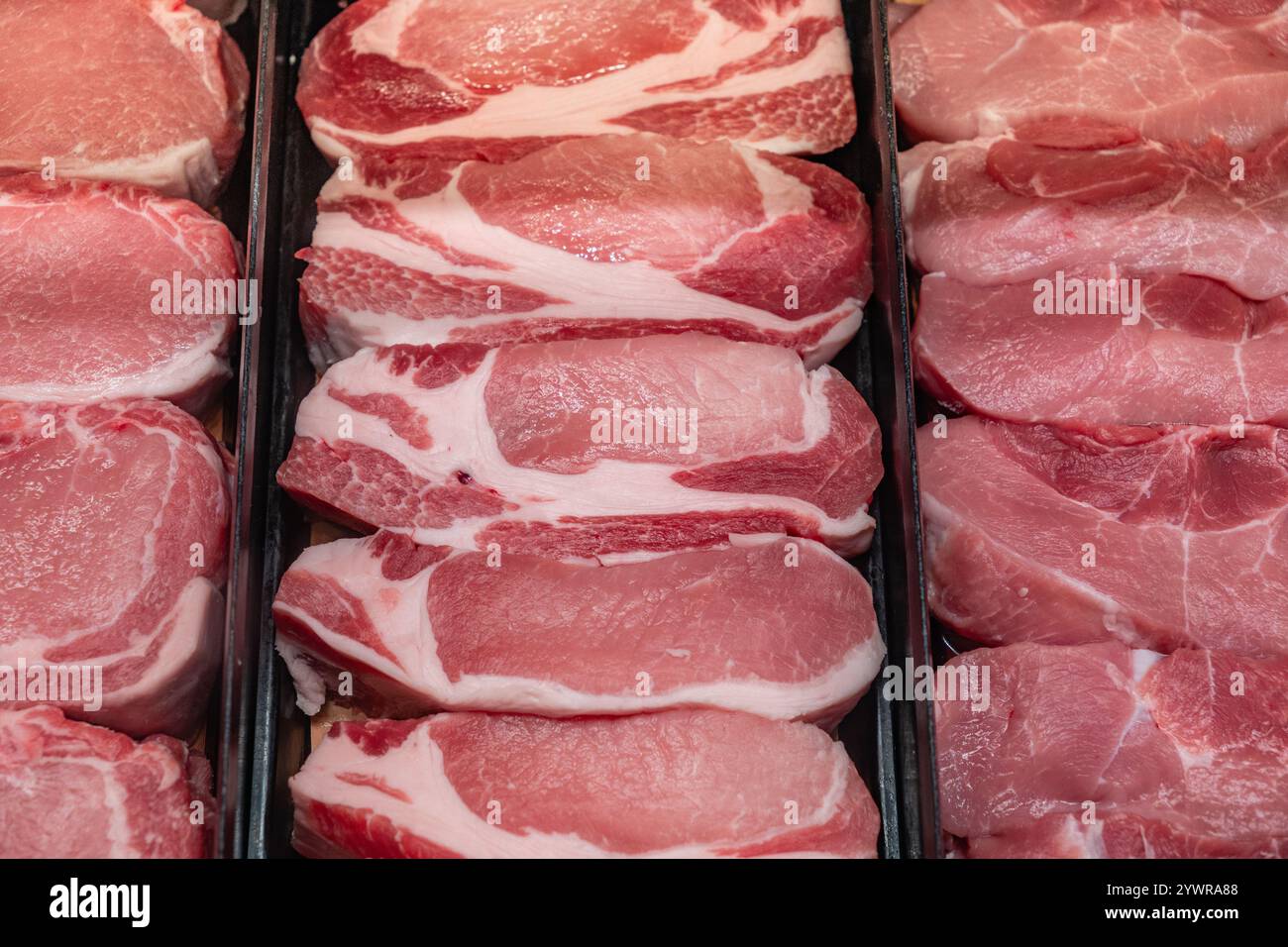 Diverses coupes de viande sur l'affichage dans le boîtier de réfrigérateur d'épicerie. Banque D'Images