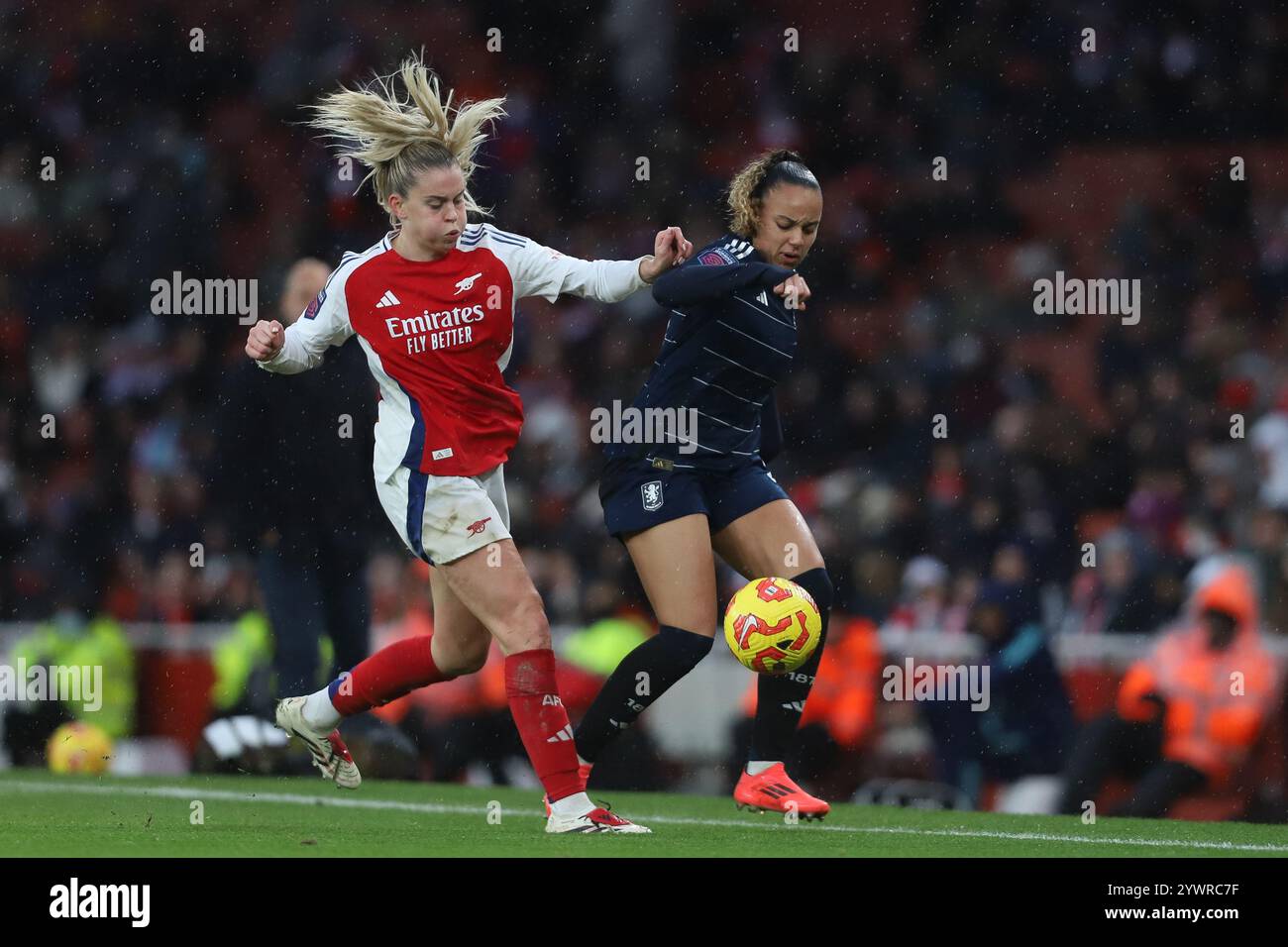 Alessia Russo poursuit Aston Villas lors du match de Super League féminine Barclays FA entre Arsenal et Aston Villa à l'Emirates Stadium de Londres le dimanche 8 décembre 2024. (Photo : Jade Cahalan | mi News) crédit : MI News & Sport /Alamy Live News Banque D'Images