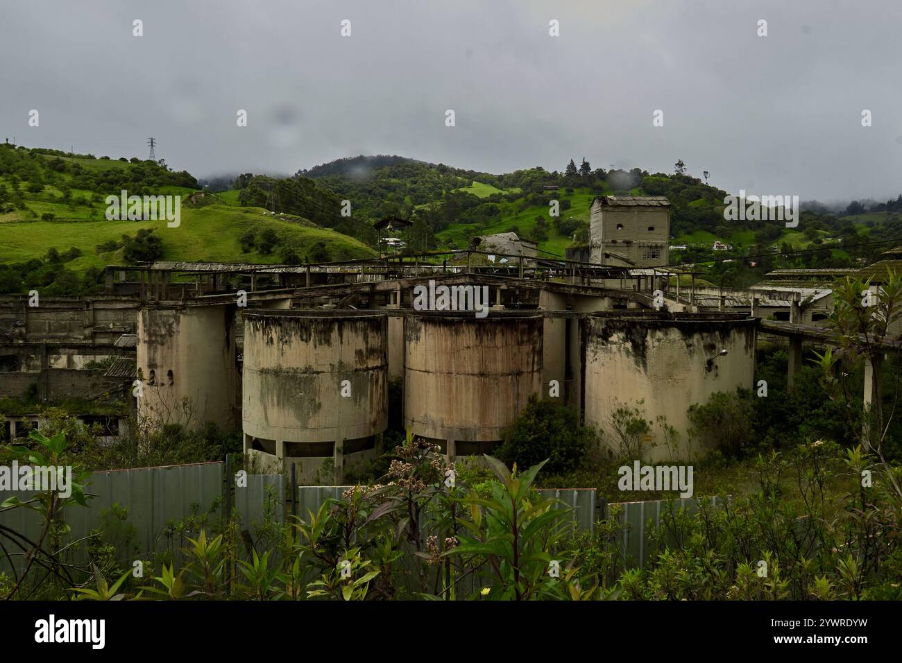 Ruines de la Sibérie, une ville abandonnée dans les Andes colombiennes. Les rues silencieuses et les bâtiments en décomposition racontent une histoire de perte, de temps et d'isolement. Banque D'Images