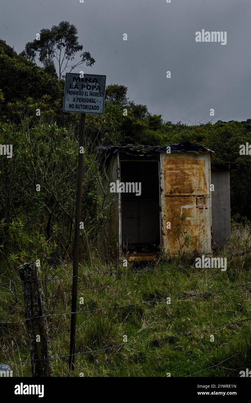 Ruines de la Sibérie, une ville abandonnée dans les Andes colombiennes. Les rues silencieuses et les bâtiments en décomposition racontent une histoire de perte, de temps et d'isolement. Banque D'Images