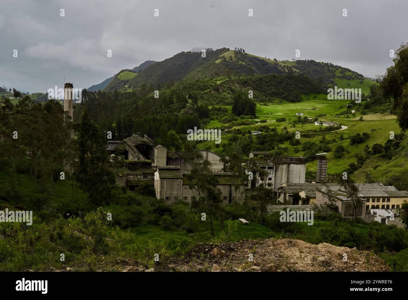 Ruines de la Sibérie, une ville abandonnée dans les Andes colombiennes. Les rues silencieuses et les bâtiments en décomposition racontent une histoire de perte, de temps et d'isolement. Banque D'Images