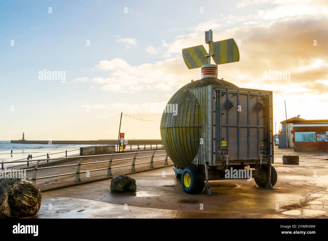 structures sphériques en nacelle en bois avec café et scène à l'espace événementiel près de la promenade en bord de mer sous un ciel bleu clair, promenade marine, roker sunderland uk Banque D'Images