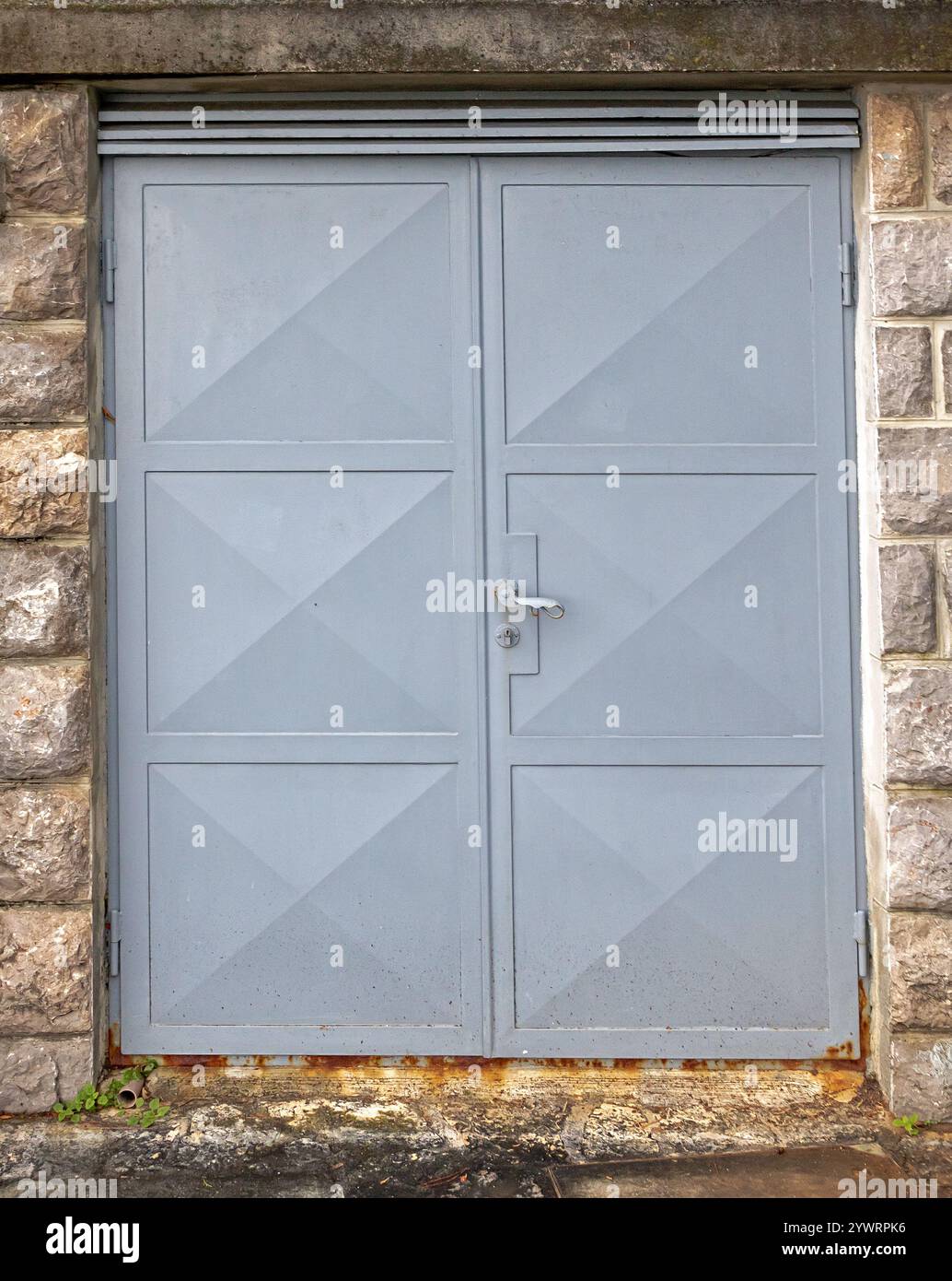 Extérieur de porte d'entrée en métal fermé gris clair rétro Banque D'Images