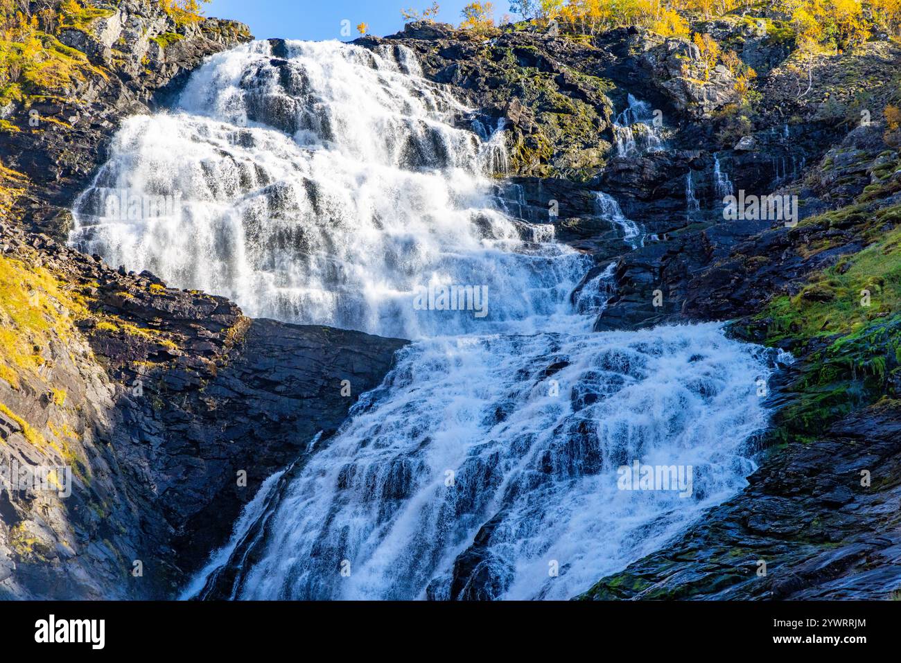 La cascade de Kjosfossen est l'une des attractions touristiques les plus visitées en Norvège et est accessible depuis la route ferroviaire Flam à Myrdal, Norvège, Europe Banque D'Images