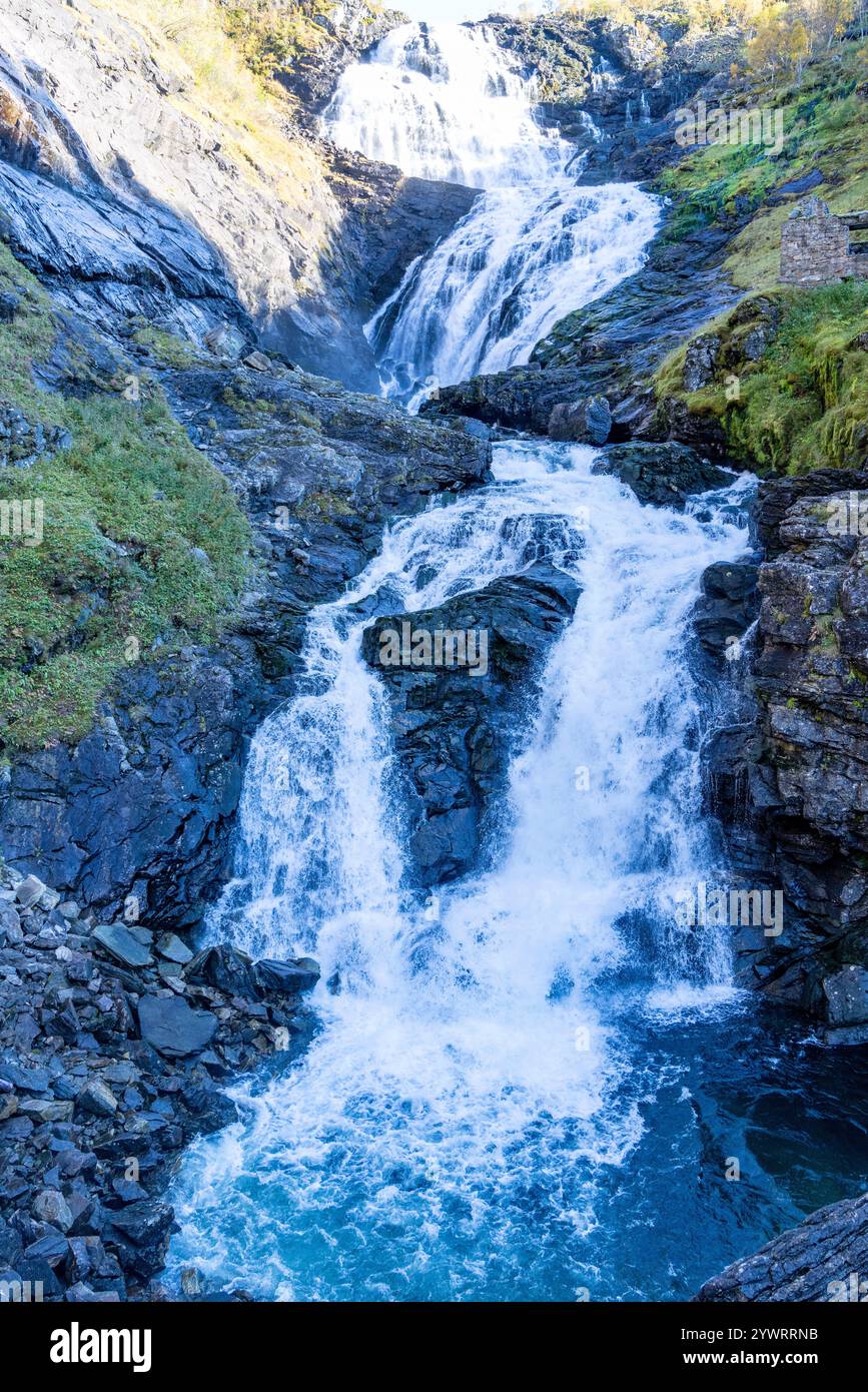 La cascade de Kjosfossen est l'une des attractions touristiques les plus visitées en Norvège et est accessible depuis la route ferroviaire Flam à Myrdal, Norvège, Europe Banque D'Images