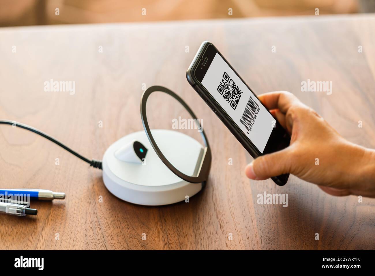 Paiement smartphone, cashless, paiement par code QR, code à barres, payer, téléphone portable, paiement Banque D'Images