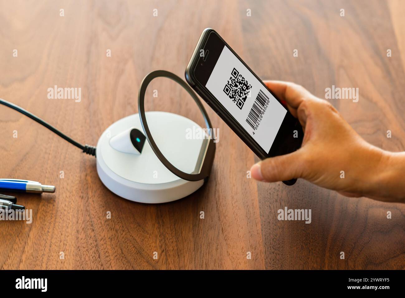 Paiement smartphone, cashless, paiement par code QR, code à barres, payer, téléphone portable, paiement Banque D'Images