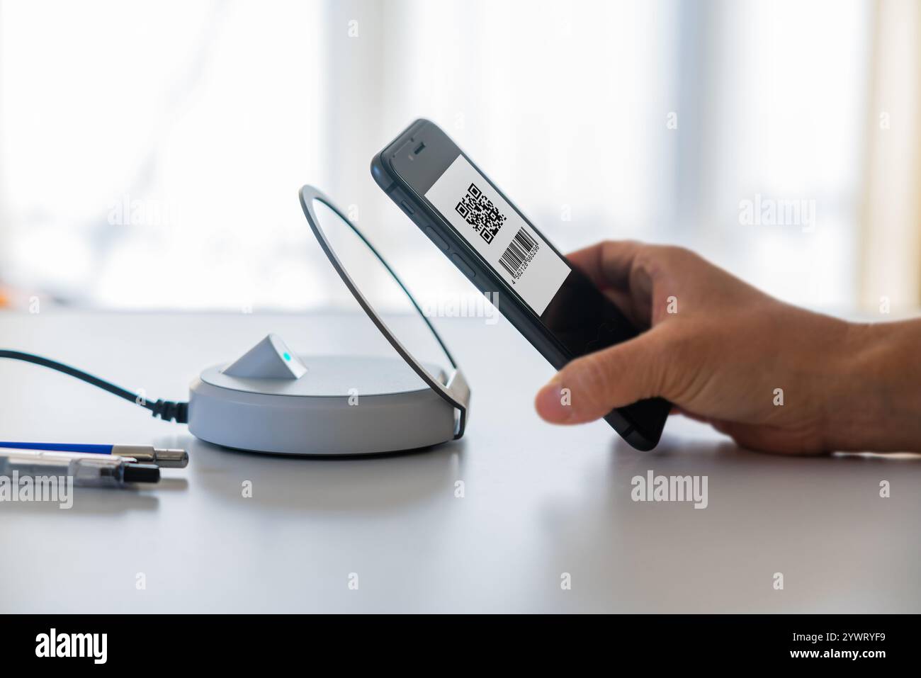 Paiement smartphone, cashless, paiement par code QR, code à barres, payer, téléphone portable, paiement Banque D'Images