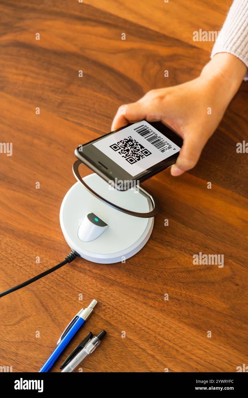 Paiement smartphone, cashless, paiement par code QR, code à barres, payer, téléphone portable, paiement Banque D'Images