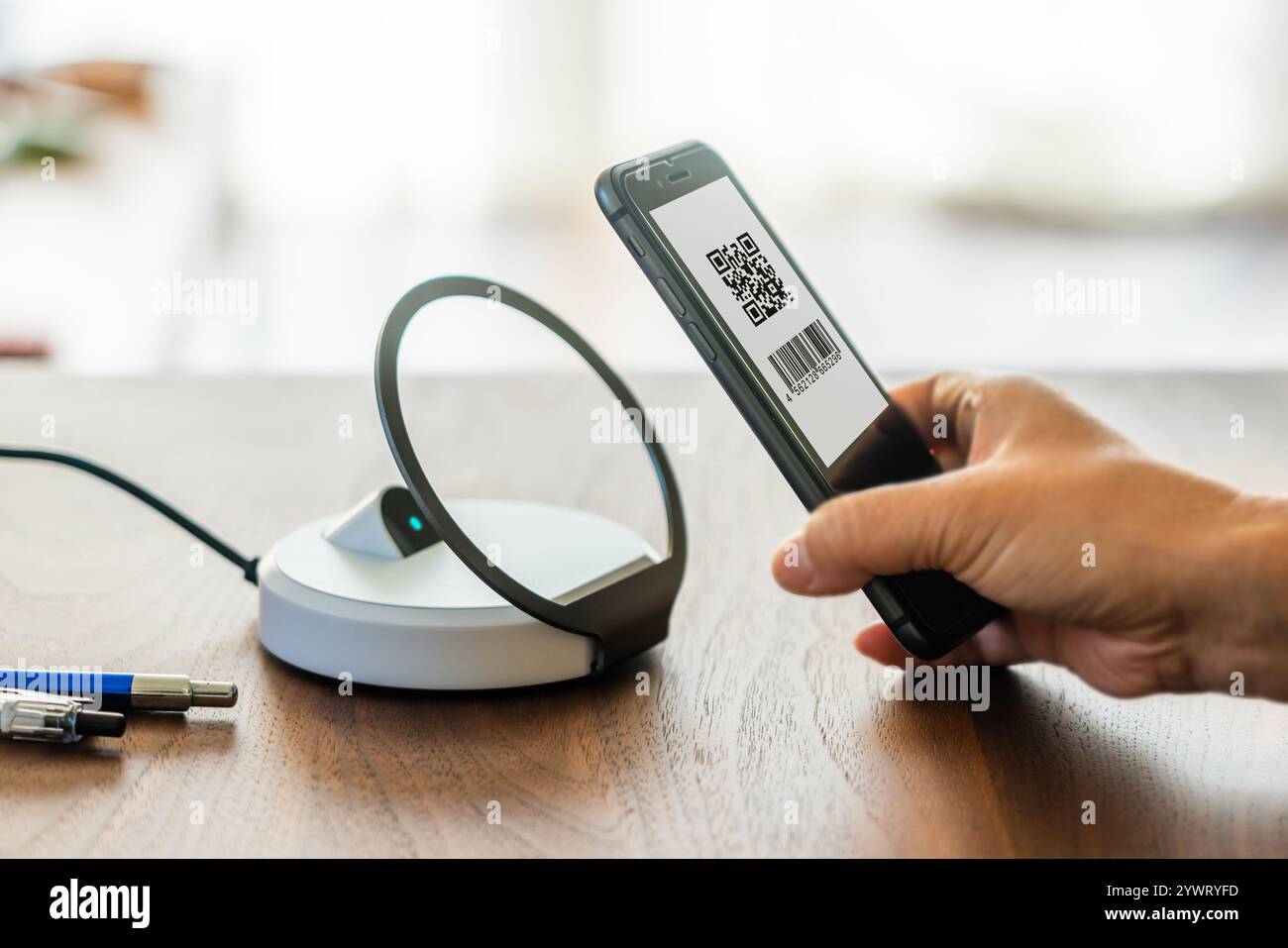 Paiement smartphone, cashless, paiement par code QR, code à barres, payer, téléphone portable, paiement Banque D'Images