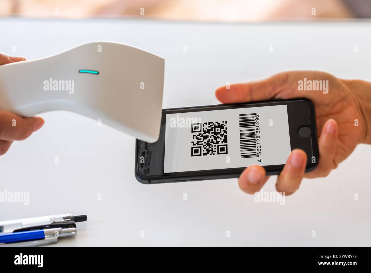 Paiement smartphone, cashless, paiement par code QR, code à barres, payer, téléphone portable, paiement Banque D'Images