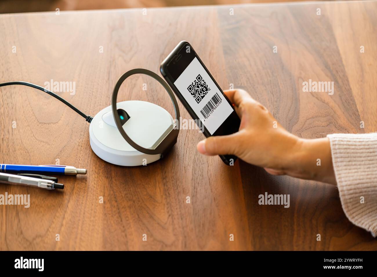 Paiement smartphone, cashless, paiement par code QR, code à barres, payer, téléphone portable, paiement Banque D'Images