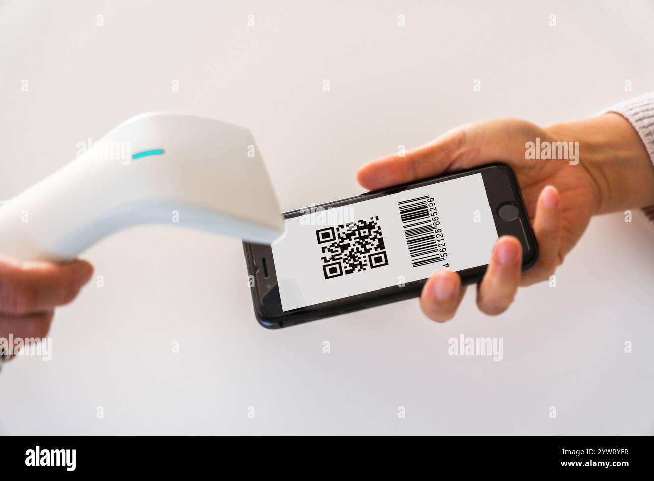 Paiement smartphone, cashless, paiement par code QR, code à barres, payer, téléphone portable, paiement Banque D'Images