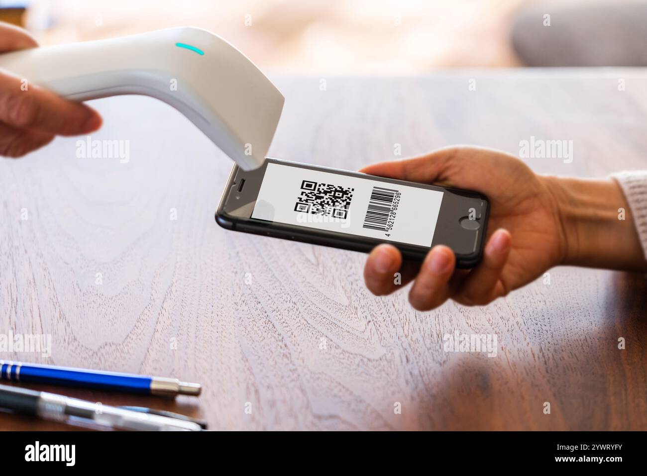 Paiement smartphone, cashless, paiement par code QR, code à barres, payer, téléphone portable, paiement Banque D'Images