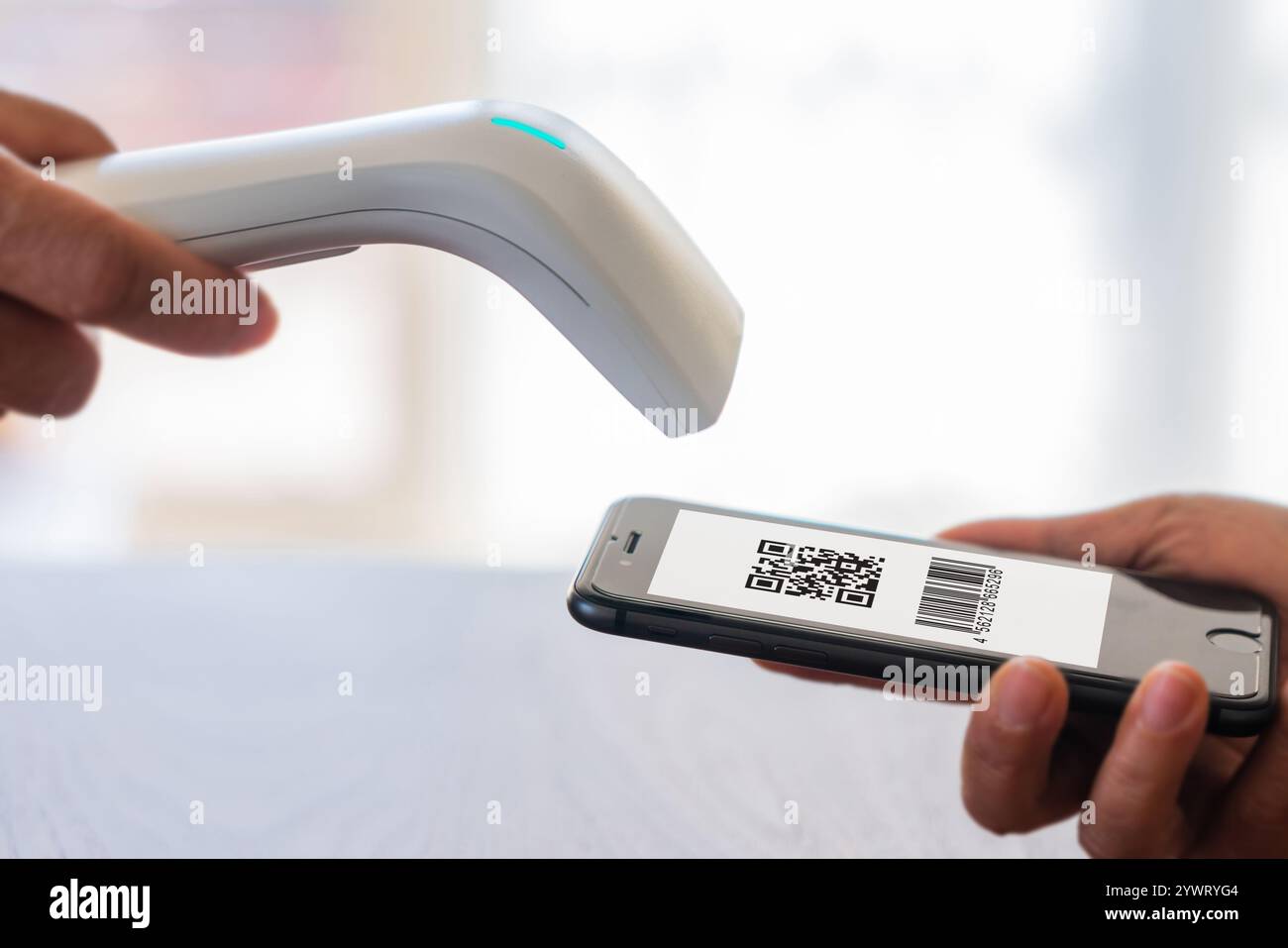 Paiement smartphone, cashless, paiement par code QR, code à barres, payer, téléphone portable, paiement Banque D'Images