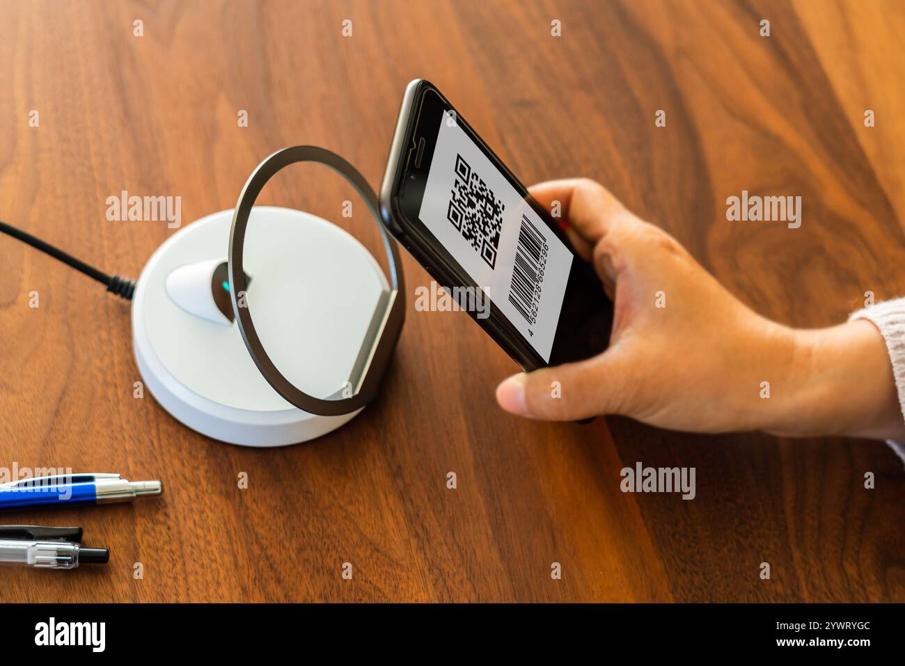 Paiement smartphone, paiement sans espèces, paiement par code QR, code-barres, payer, téléphone portable, paiement Banque D'Images