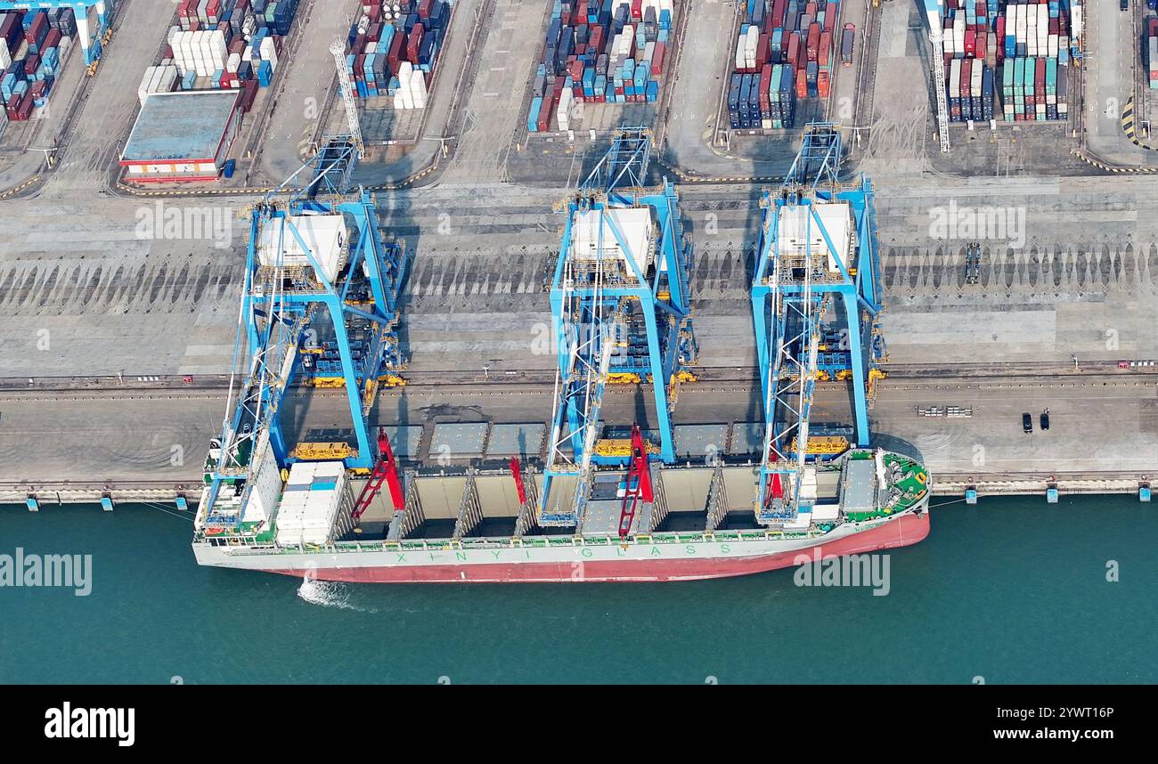 Qinzhou, Chine. 11 décembre 2024. Les grands cargos sont chargés au terminal à conteneurs automatisé de Qinzhou dans le port de Beiwan, dans la région autonome de Guangxi Zhuang en Chine du Sud, le 5 décembre 2024. (Photo de CFOTO/SIPA USA) crédit : Sipa US/Alamy Live News Banque D'Images
