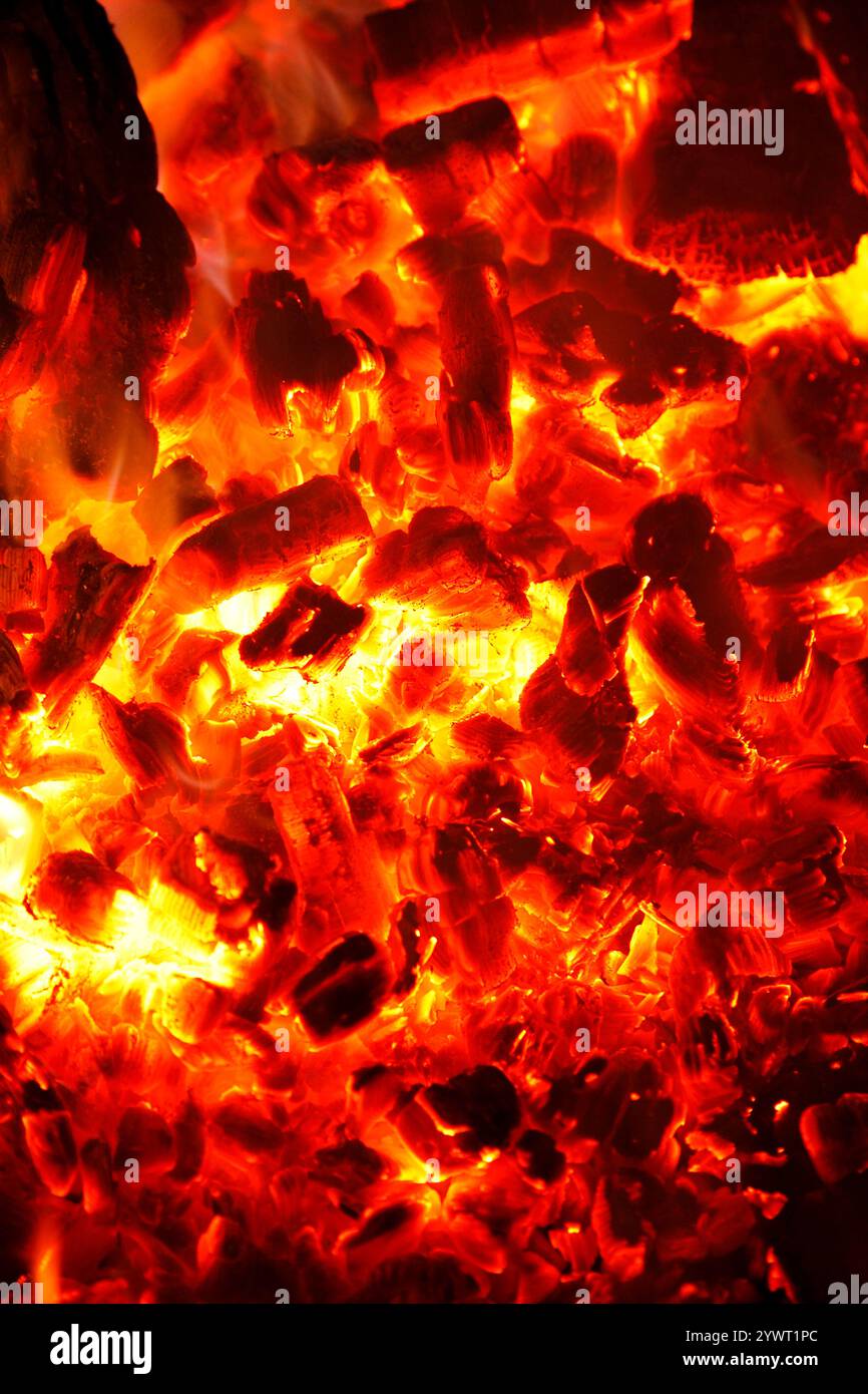 Brûler du bois avec des flammes rouges vives Banque D'Images Brûler du bois avec des flammes rouges vives Banque D'Images