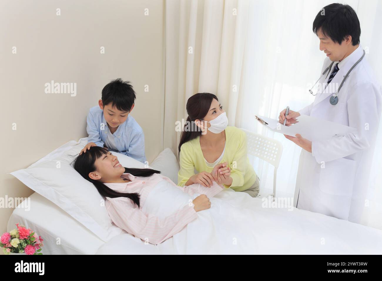 La famille et la fille hospitalisée sont informées par le médecin dans la chambre d'hôpital Banque D'Images