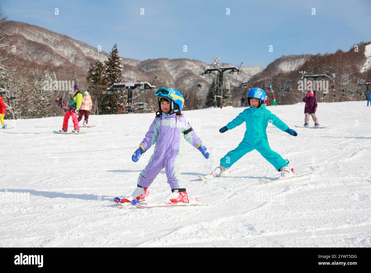 Enfants appréciant le ski Banque D'Images