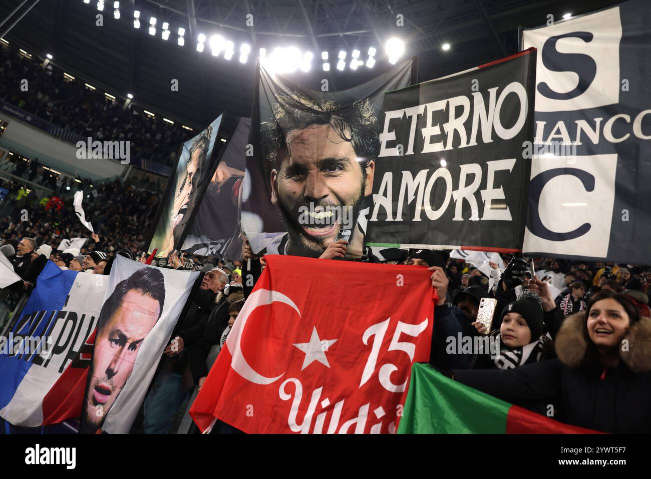 Turin, Italie. 11 décembre 2024. Les fans de la Juventus arborent les drapeaux et les bannières de différents joueurs et Nations après le match de l'UEFA Champions League au Juventus Stadium de Turin. Le crédit photo devrait se lire : Jonathan Moscrop/Sportimage crédit : Sportimage Ltd/Alamy Live News Banque D'Images