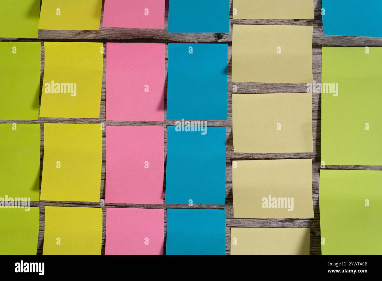 A Post-it et post-it triés par couleur et taille sur une table Banque D'Images