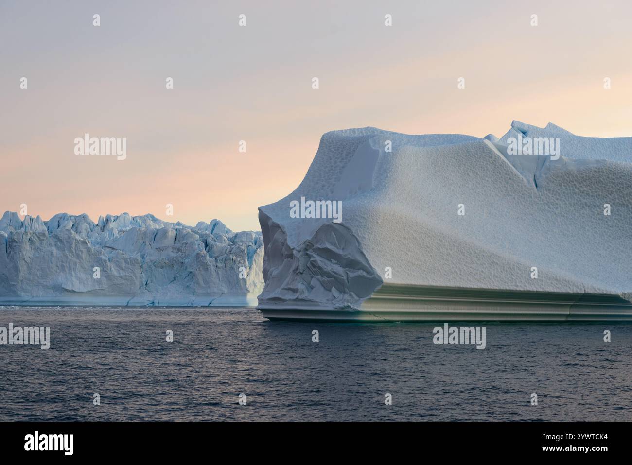 Iceberg avec forme intéressante sur l'eau tôt le matin Banque D'Images