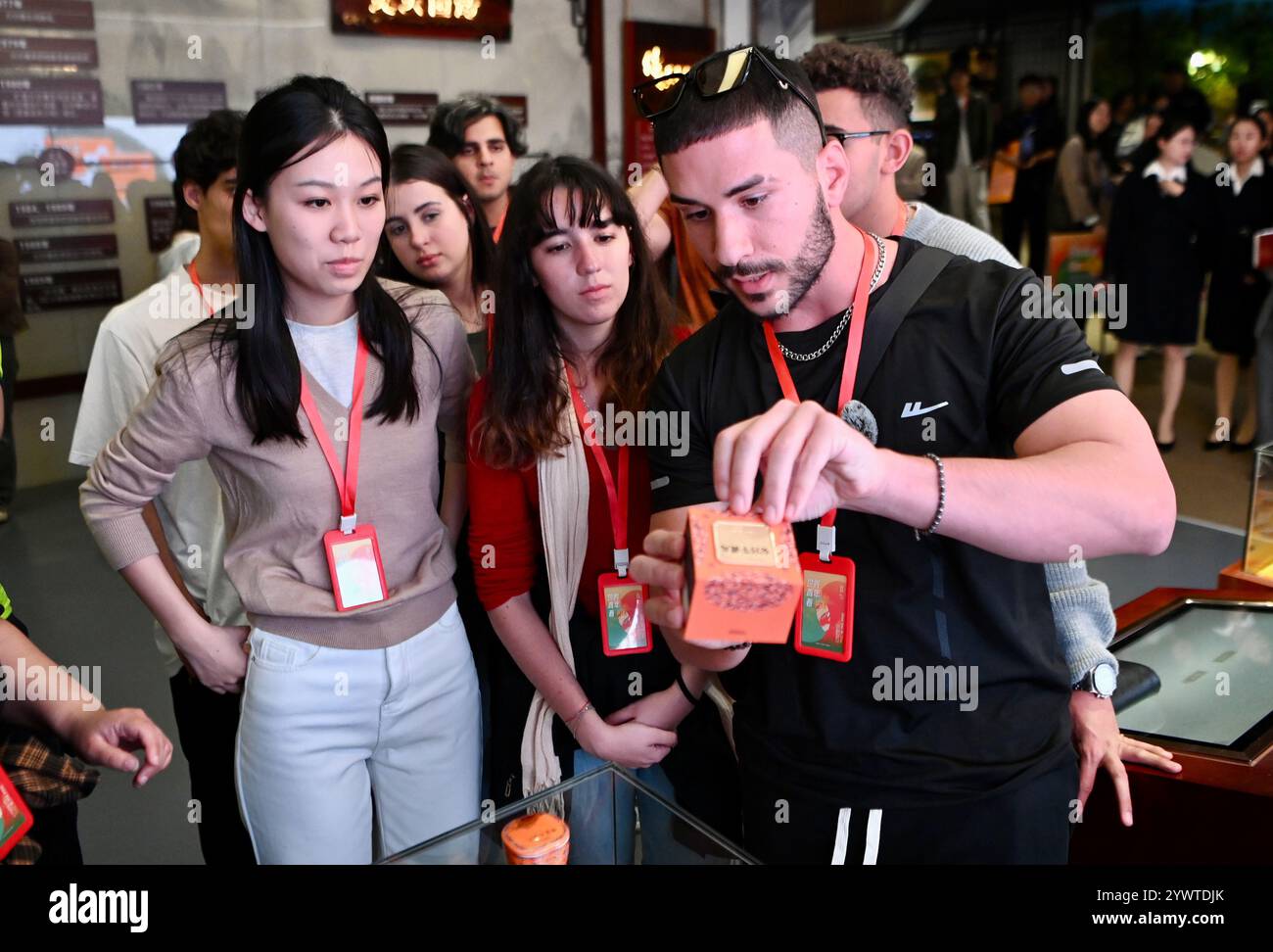 Les étudiants étrangers apprennent sur les produits liés à Pien Tze Huang, ville de Zhangzhou, province de Fujian, Dec.9, 2024. Zhangzhou, China.9th décembre 2024. '2024 Global Youth, Eyes of Fujian' a débuté dans la ville de Zhangzhou, province du Fujian, le 9 décembre 2024. Des étudiants de plus de dix pays, dont les États-Unis et le Canada, ont visité le musée Pien Tze Huang pour en apprendre davantage sur la culture de la médecine traditionnelle chinoise. Crédit : Wang Dongming/China News Service/Alamy Live News Banque D'Images