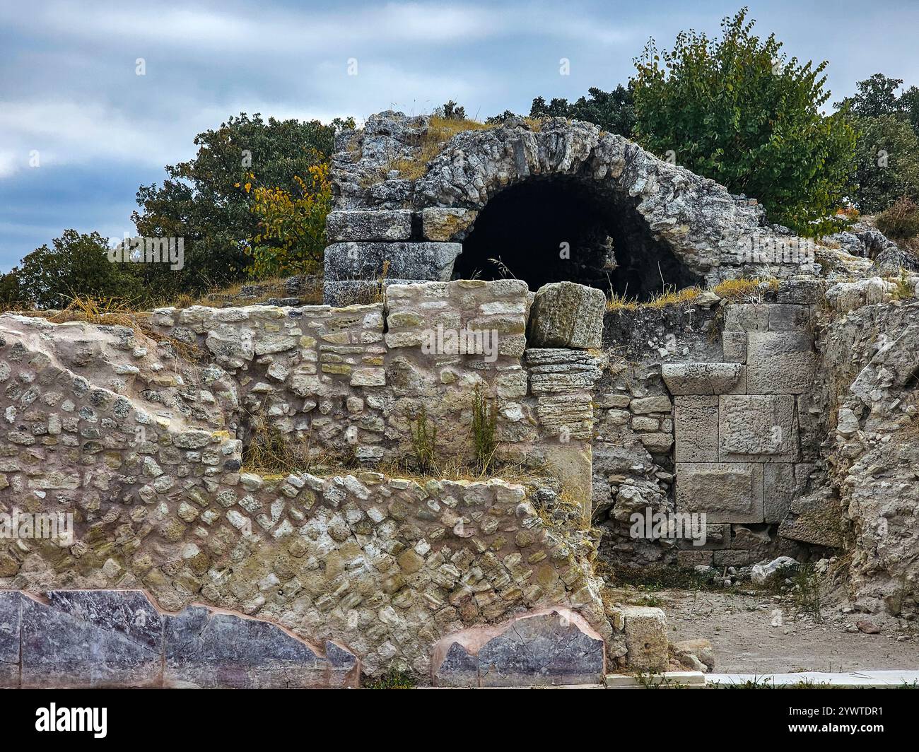 Ruines classiques dispersées à Alexandria Troas, une ancienne ville portuaire de Turkiye (Turquie) Banque D'Images