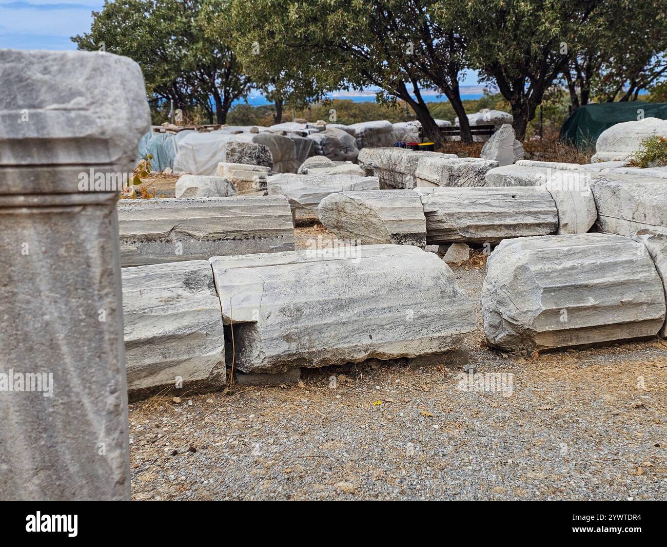 Ruines classiques dispersées à Alexandria Troas, une ancienne ville portuaire de Turkiye (Turquie) Banque D'Images