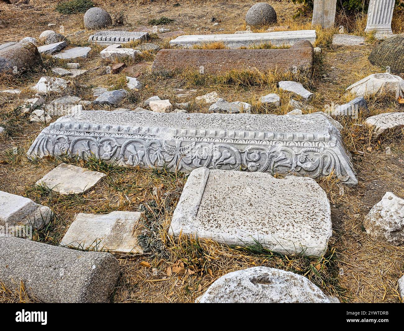 Ruines classiques dispersées à Alexandria Troas, une ancienne ville portuaire de Turkiye (Turquie) Banque D'Images