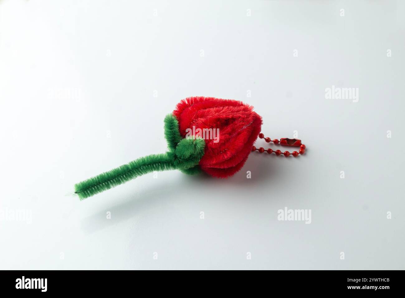 DIY Christmas Craft décoration nettoyants de tuyaux verts, fleurs de fil rouge isolées sur fond blanc Banque D'Images