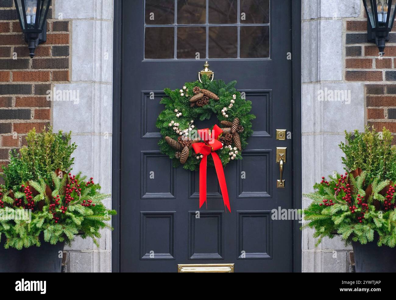 Porte d'entrée à la maison avec décorations de Noël Banque D'Images