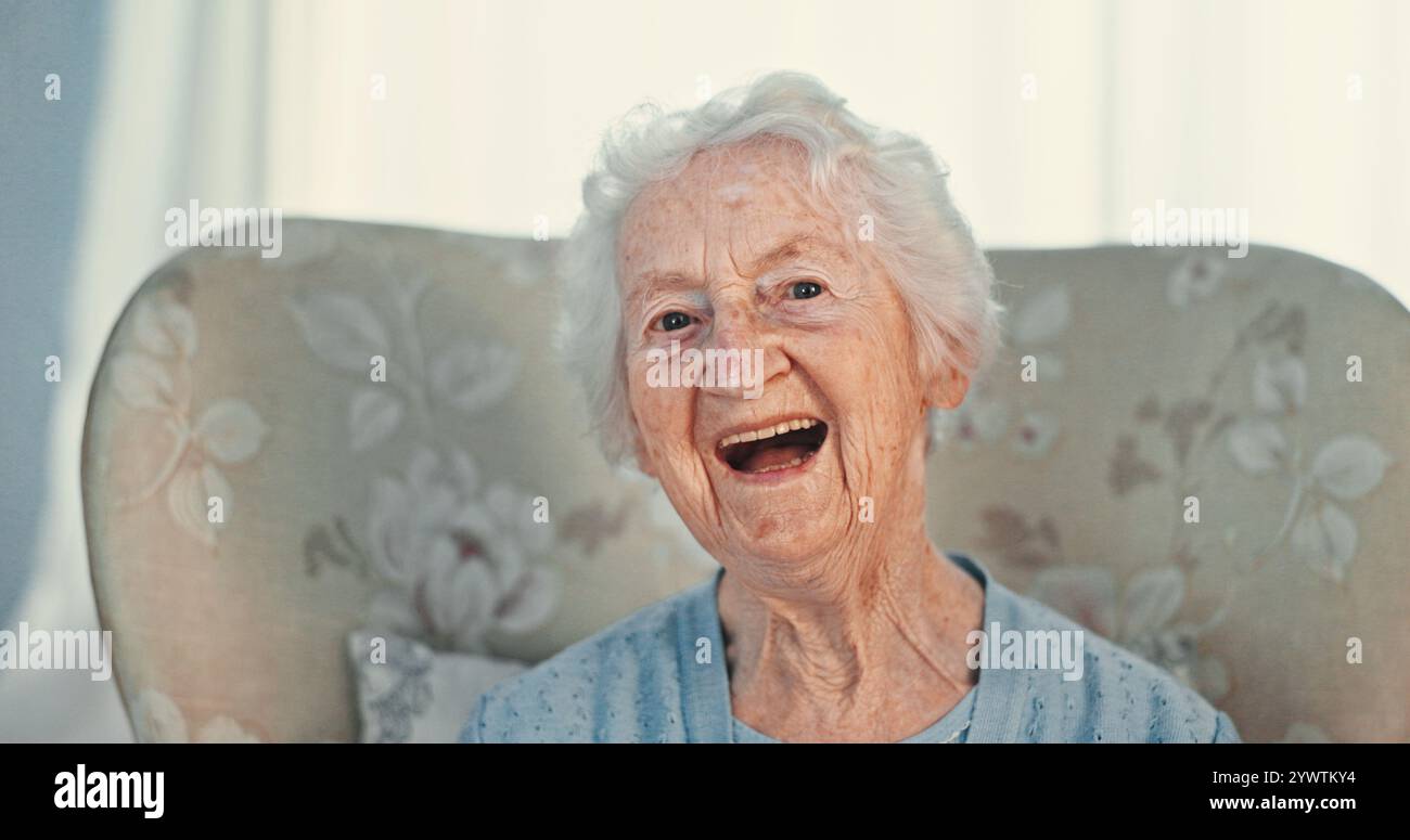 Rire, portrait et retraite avec une femme âgée en maison de vieillesse pour la comédie, l'humour ou le bien-être. Chaise, visage et drôle avec personne heureuse en assisté Banque D'Images