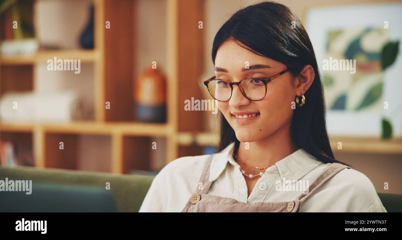 Sourire, travail à distance et femme sur ordinateur portable à la maison pour l'écriture de contenu, histoire ou blog pour la plate-forme de médias sociaux. Ordinateur, lunettes et freelance heureux dans Banque D'Images