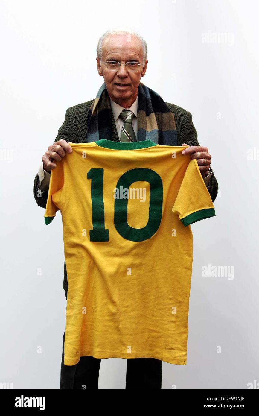 Photo datée du 16-11-2007 de Mario Zagallo, ancien joueur et entraîneur du Brésil, porte le maillot porté par Pele lors de la première moitié de la finale de la Coupe du monde 1970. Quatre fois vainqueur de la Coupe du monde avec le Brésil, Zagallo a soulevé le trophée en tant que joueur lors de tournois consécutifs en 1958 et 1962, puis a supervisé le triomphe en 1970 en tant qu'entraîneur et a été entraîneur adjoint pour le succès de 1994. Il est décédé en janvier à l'âge de 92 ans. Date d'émission : jeudi 12 décembre 2024. Banque D'Images