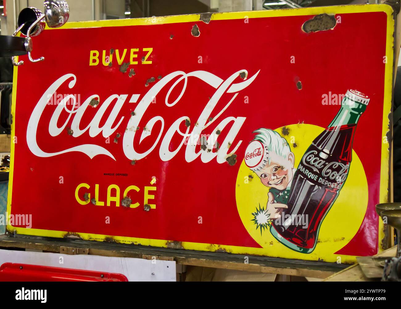 Vintage Coca-Cola signe annonce Iced Drink à Mondo Creativo, grande exposition dédiée aux loisirs créatifs en Italie. Banque D'Images